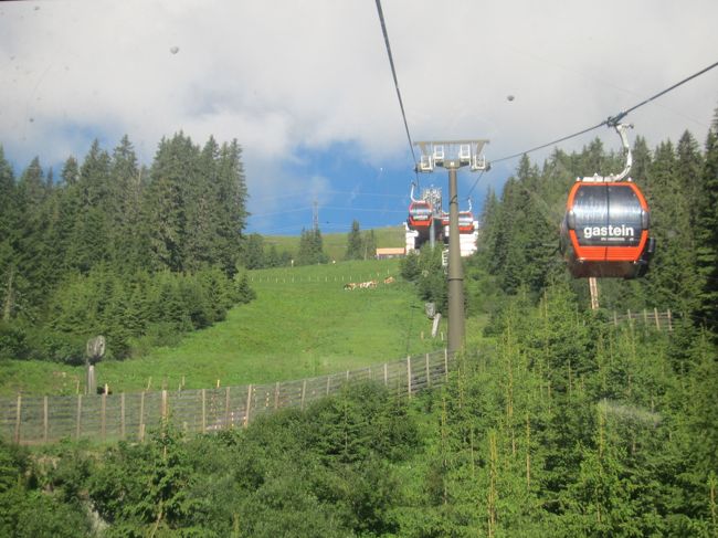 途中で中継地があってドアが開きますがそのまま乗っていました。下を見ると道路があって歩けるようです。私もここを歩けばよかったです。