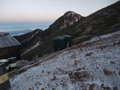 　１０月になると信州の高い山では雪景色は珍しくはない。実は私たちも、この時期、いつも雪を期待して登って来ているところがある。
　これは根石岳山荘の所から見た朝の風景で、見えているのは西天狗岳だ。