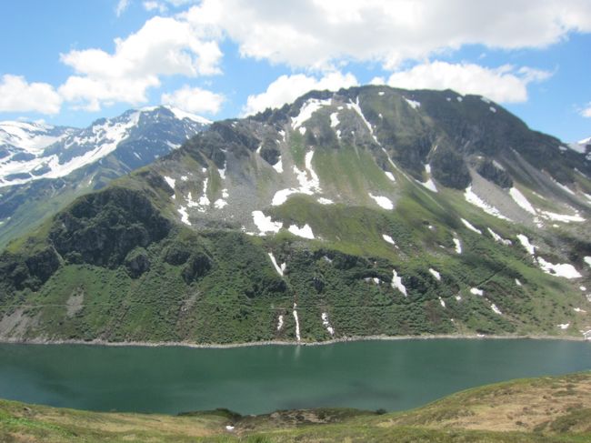 ダムが見えてきました。ここから先は写真を撮ることはやめて下ることに専念しました。歩いても歩いても山ばかりで、平地が見えません。15：30のバスに乗りたいから。