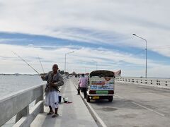 【シラチャの街並み】

現地の人（トゥクトゥクの運転手？）が釣りしています。