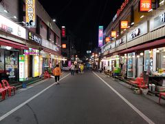 さて、晩御飯を食べに向かいます。
ここはアンジランコプチャン通り。

大邱名物のコプチャンをいただきます。