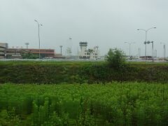 秋田空港はあいにくの雨。
バスで秋田市内に向かいます。