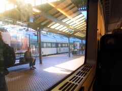 今日は帰国便に乗る日です。
とはいえフライトは18時過ぎなので、まだまだ遊べる！
ホテルの朝食も早々に済ませ、８時前にコペンハーゲン中央駅から電車に乗ります。
電車はコペンハーゲン中央駅 ーコペンハーゲン空港 ーマルメールンド、とつながっているのでとても便利。
コペンハーゲン空港ーマルメの間が橋で、デンマークとスウェーデンの国境となっています。
空港駅で係の人が乗り込んできて、橋を渡る間にパスポートチェックがありました。