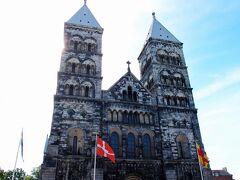 ルンド大聖堂にやってきました。
12世紀始めに北欧最古の都市の一つであったルンドに大司教座が置かれ、1145年にこの大聖堂が建てられました。
総石造りのロマネスク様式の教会、黒ずんだ石が長い歴史を感じさせる荘厳な建物です。
