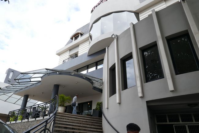 廻りと、かけ離れた高級レストラン