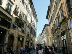 フィレンツェ旧市街
ドゥオーモ広場へ向かいます。

続く・・・