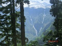 高原バスの次の案内は称名滝です。
称名川の向こうの山から流れ落ちる滝です。
大きく流れ落ちています。