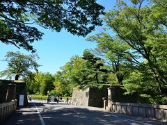 ●上田城跡公園

そのまま歩を進め、目的地の【上田城跡公園】の入口にあたる二の丸橋へと到着。
今回は秋に訪れましたが、桜の名所としても有名な公園で、満開の時期である毎年４月には大勢の花見客で賑わうそうです。