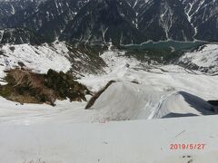 大観峰展望台から黒部湖が展望で来ます。
大観峰のすぐ下の雪原はタンボ平と言うそうです。
広い雪原の下に黒部平があるのですが・・・