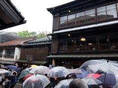 お店の前の成田観光館で、少し雨宿り。