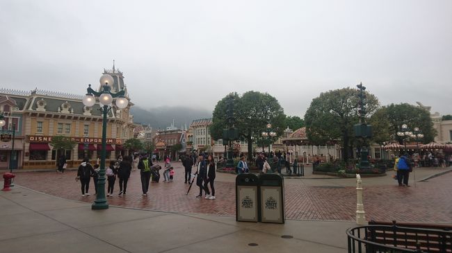 香港2日目、お昼頃尖沙咀のホテルから移動してディズニーランド。<br /><br />雨が降ったり、やんだりな天気。<br />何をしようかな～