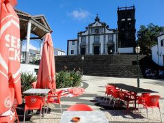 …この≪星の教会≫も扉が閉まっていて中は見学できず。

でも、こんなカフェもあるので、その姿を見上げながら飲み物休憩していきましょう。