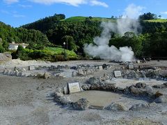 ノルデステ近郊の海辺を出て約1時間。
サン・ミゲル島東部の山間部にあるフルナスの町とフルナスの谷に到着。

フルナス（FURNAS）はポルトガル語のFURNAの複数形で、日本語では洞穴の意味。
その名の通り、フルナスの町周辺一帯は火山活動で出来たカルデラ内にあり、温泉や蒸気が噴出している噴出孔や洞窟が見られます。
硫黄の臭いがすごいだろうと思って行きましたが、意外にもほぼ無臭。
規模の大きな噴出孔には一つ一つ名を記したタイルが置いてあるのがご愛敬。

フルナスの町に入ると、EN１-１A号線の脇にもこんな噴出孔が多数ある谷間があって、無料で見学可。
無料駐車場のほか、遊歩道もあるので行ってみましょう。