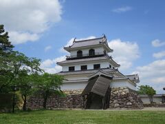 白石城の正面です。

白石城は関ケ原の戦いから明治維新までの約260年間、伊達家の家臣である片倉家の居城だったとの事です。
