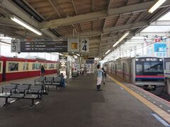 　青砥駅のベンチは、ホームに対して直角の配置。ＪＲ西日本が研究の末に導き出した、酔っ払いがホームに落ちないようにするための最適解。首都圏にも広まっているんですね。