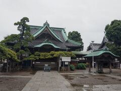 　平日の朝８時台、それも豪雨とあって、ひと気の少ない境内で静かにお参り。