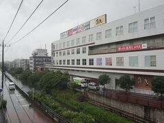 　常磐緩行線で千葉方面へ３駅、馬橋へとやって来ました。松戸市の副都心的な位置づけ…なのかな？ 駅ビルは立派で、市役所の支所も入ってます。