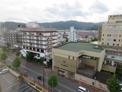 道路挟んだ向かいにあるホテルは、2013年6月の出張で宿泊したホテルかめ福。

【宿泊レポ☆3】 山口県　湯田温泉の七福の湯があるホテルかめ福
http://4travel.jp/travelogue/10843486
