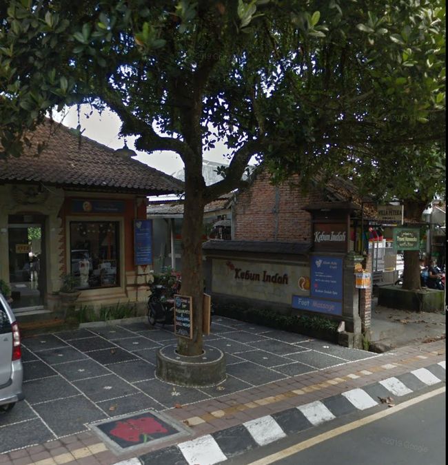 この Kebun Indah の看板のガン(細道)を進むと Villa Peteka です。<br /><br />この朝は予約しておいたレンタルバイクが届けられるんだけど...<br /><br />だいぶ約束の時間をオーバーしてレンタルバイク屋さん登場ｗｗｗ