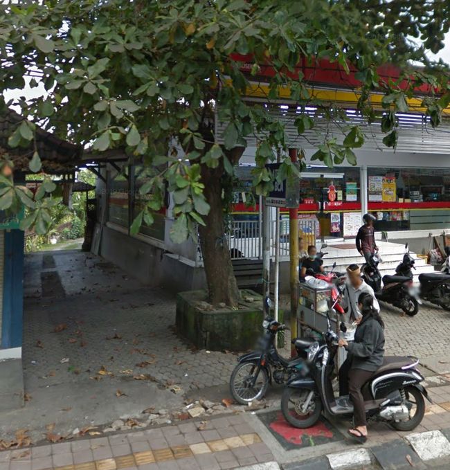 Alfa mart横の道みたいのを進むと、周辺Accommodationの駐車場兼駐輪場になります。<br /><br />Villa Petekaのバイク駐輪場で話をすると、バリでの運転の経験がないということで、貸してもらえなかったという、アクシデントに見舞われる母娘٩(⌯꒦ິᵔ꒦ິ)۶ᵒᵐᵍᵎᵎᵎ<br /><br />レンタルバイク屋さんはごめんねと帰っていってしまった...(๑꒪▿꒪)<br /><br />そこへ車をパーキングから出そうとしていた、Villa Petekaのオーナーの旦那さんのニョマンと出くわし、事情を説明したところ、別のレンタルバイク屋さんを紹介してくれましたε-(´∀｀;)ﾎｯ