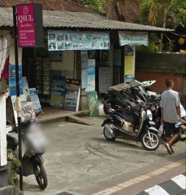 ニョマンさんは出掛けるところだったので、スタッフのクトゥさんと一緒に近くのレンタルバイク屋さんへ👣👣<br /><br />1day Rp 60,000で1week借りることが出来ました(*´꒳`ﾉﾉﾞﾊﾟﾁﾊﾟﾁ<br /><br />ちょっとボロいスクーピーだったけど走れは( ᐛ )وTidak apa-apa!!<br /><br />ヘルメットもふたつ貸してくれたし(*Ü*)ﾉ<br /><br />これで一安心(•ᵕᴗᵕ•)<br /><br />行動範囲もすごく広がったし、行きたい所へも行けたし、ほぼ予定通りに動けました。<br /><br />勿の論!!!<br /><br />海外での運転は全て自己責任との覚悟で乗りました。<br /><br />道は時々穴ボコ空いてたり、凸凹の凸があったりしたけど、安全運転で飛ばさず最大限の注意をして走ったので大丈夫でした。<br /><br />信号が決まったとこにしかなく、十字路の進行も合流しながらで少し難しかったけど、日本で運転してるのですぐ慣れました!!!<br /><br />日本と同じ左側通行だし。<br /><br />運転荒い人もいるのでもらい事故などもあるそうです。<br /><br />Ubudiは検問をやってる所は避けて、少々遠回りしても渋滞にハマっても、あそこだけは絶対通りませんでした(乂'ω')No!!<br /><br />だって検問所の前通ったらPolisi絶対止めるでしょ??<br /><br />難癖つけられても面倒だし。<br /><br />一応、袖の下用の別の財布も持ってたけど。<br /><br />バリの交通法??が何年か前に変わって、Polisiに渡す袖の下も通用しないとかの噂もあったり。<br /><br />今はどうなのかわからないけど。