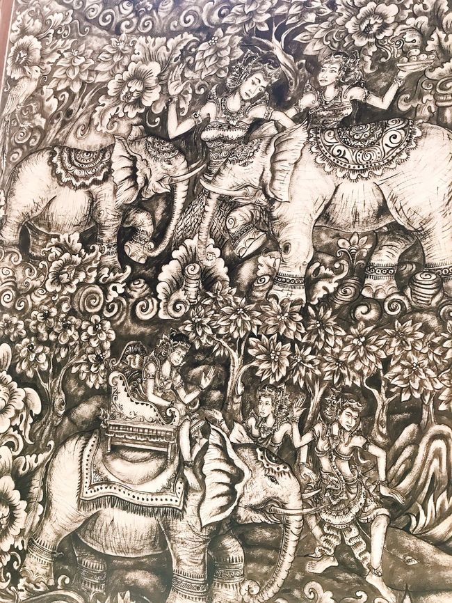 Elehant Campのドライバーさんが迎えに来てくれて長閑な田園風景の中を車を走らせていきます。<br /><br />娘ちゃんは田舎～と言っておりましたꉂꉂ"̮˖笑"̮˖<br /><br />30分くらいかかったでしょうか??<br /><br />Bali Elehant Campに到着です🐘<br /><br />手続きと支払いを済ませるとロビー的なフロアで暫し待たされる。<br /><br />壁を見ると素敵な絵画が...!!!