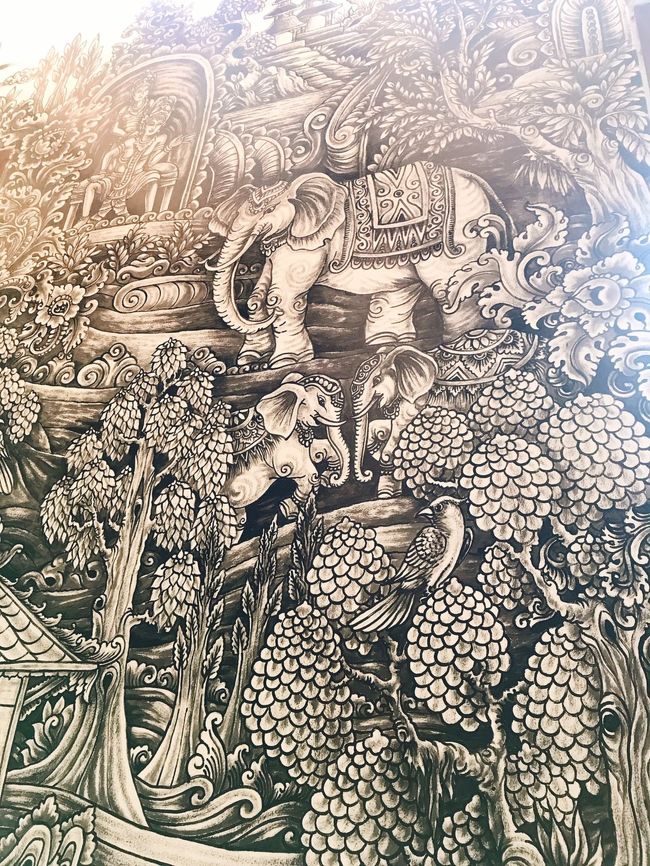 すっごく細かいタッチで描かれてる!!!<br /><br />Ubudiはセンスもなければ器用さもないので、逆立ちしても真似出来ないので、素晴らしい芸術を生み出す方を尊敬します(ㅅ´ ˘ `)<br /><br />ぞうさんは賢く優しい生き物なので大好きです(*˘ ˘*).｡.:*♡<br /><br />ガネーシャ様もぞうの頭を持ってるし、バリではGajahは神聖なのかもね🐘✨<br /><br />ゴアガジャとかもあるしね。<br /><br />行ったことないけどｗｗｗ