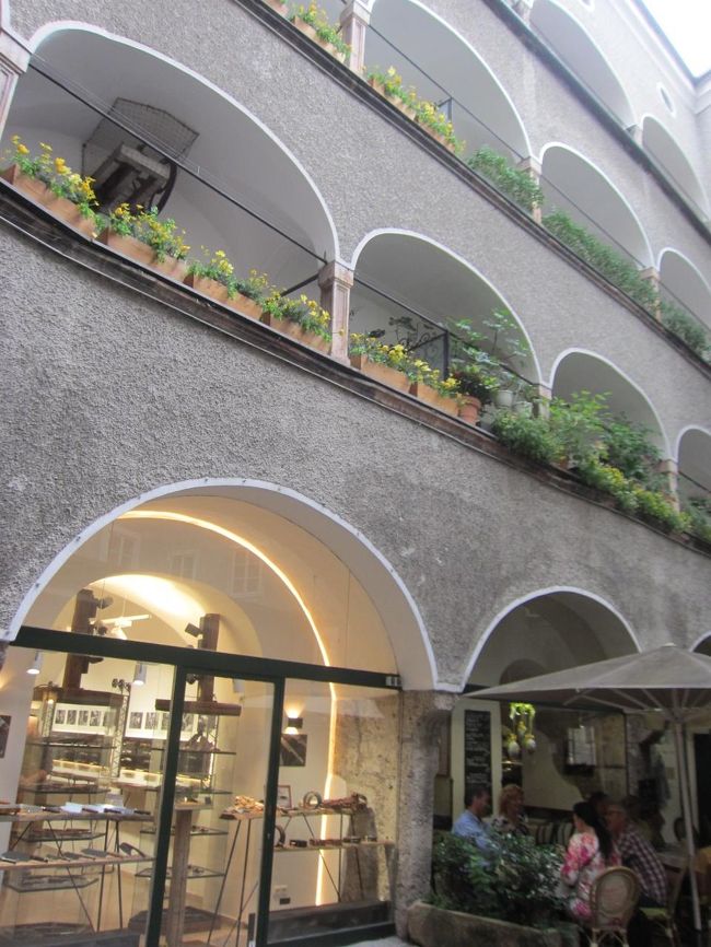 中庭。花が飾ってあるのがいいです。