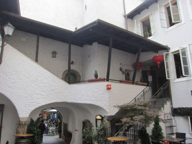 別の中庭。中華料理店