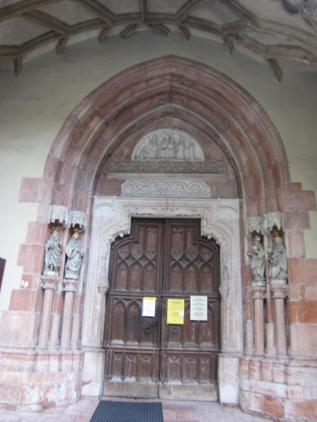 サウンドオブミュージックで有名なノンベルク教会。教会は中に入れます。このあたりから雨になりました。