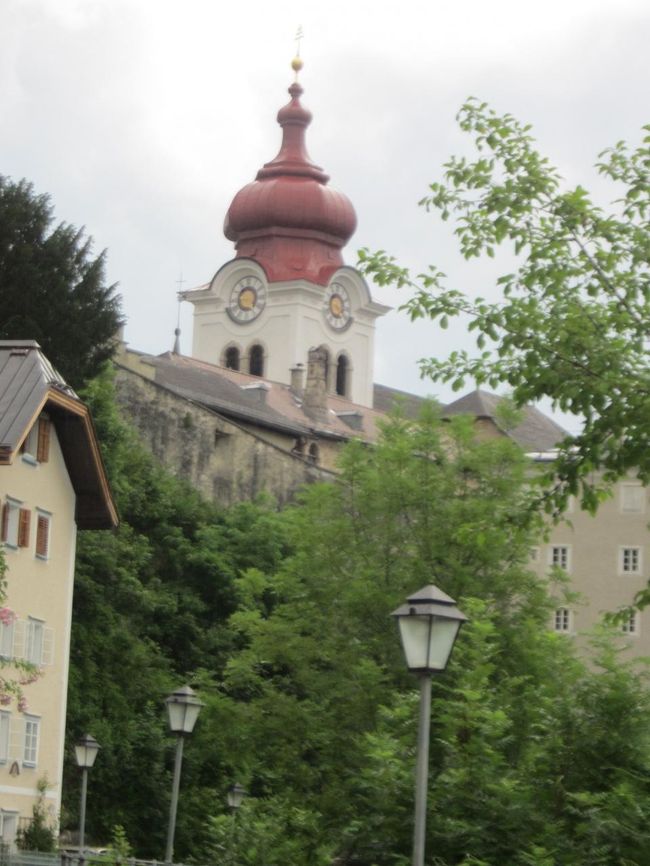 赤い屋根は教会です。