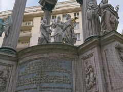 ホーアーマルクトにある、モニュメント「結婚の泉」
スペイン継承戦争（1701－1714）中にハプスブルク家のレオポルド一世はイエスの養父聖ヨーゼフを称え、聖人と同名の息子ヨーゼフ一世が戦に勝利して無事に帰還することを願ってこの泉を制作させたとのこと。