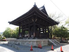 10：59　方広寺
1595年創建、開基は秀吉。
秀吉が造った大仏を安置するお寺ですが、今はこの鐘楼の鐘の方が有名です。

秀吉が造った時は広大な敷地で三十三間堂の南側にある大きな門は方広寺の南大門。
現在の東寺の立派な南大門は方広寺の西門を移築したものです。