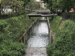 ホテルの前の道挟んでの近くにある、新盛緑川水岸廊道。ここ自然の川ではなく再生水を使っているらしいです。