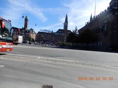コペンハーゲンの市庁舎

右下にアンデルセン銅像が有る。