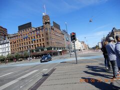 「アンデルセン像」の有る、デンマーク・コペンハーゲンの
City Hall Square　　Rådhuspladsen
1599 コペンハーゲン デンマーク
1599 Københavnの交差点反対側。
アンデルセン像も某近隣諸国民ツアーが多いので、写真だけなら此処から撮影したほうが真面に撮れます。


「Copenhagen City Hall」前
Københavns Rådhus
Rådhuspladsen 1, 1599 København, デンマーク
MHGC+43 コペンハーゲン, デンマーク コペンハーゲン
+45 33 66 33 66

大きい道の割に、信号の変わりが早いので、道路中央で一旦お休みです。
