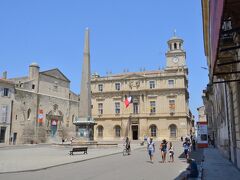 朝9時からのカマルグ・サファリツアーを終え、古代ローマ遺跡を見るためにアルル市庁舎のある Place de la République リパブリック広場まで戻った