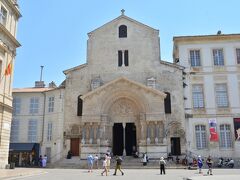 　市庁舎の隣は Églises St-Trophime  サン・トロフィーム教会
