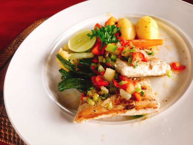 時間的にランチはまだ早かったけど、やることなくなってヒマだったので、ランチ食べちゃいましたꉂꉂ"̮˖笑"̮˖<br /><br />ここはブッフェじゃなくてアラカルトメニューから選ぶ形式。<br /><br />ジュース、スープかフルーツサラダ、メイン、デザートと盛りだくさん!!!<br /><br />しかも、まあまあ美味しかった😋<br /><br />お腹いっぱいになった母娘は帰りの送迎の車に乗りElehant Campを後にしました(*´ ³ `)ﾉ<br /><br />通常ホテルに送ってもらうのだけど、Ubudi母娘だけで他のゲストもいなかったので、ウブドセントラルで降ろしてもらえました。<br /><br />その後徒歩でショッピングに繰り出しましたᐠ( ᐛ )ᐟᐠ( ᐖ )ᐟ