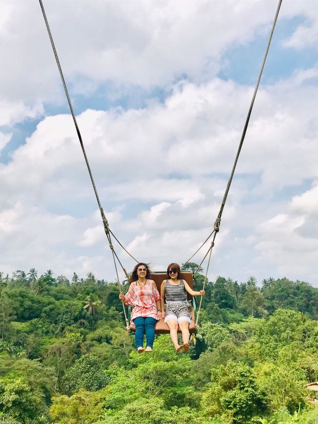 2人乗りブランコがあるのが決めた理由のひとつ。<br /><br />なかなかの絵が撮れた٩(*Ü*)۶<br /><br />このブランコのスタッフ他の国々の人より多く写真撮ってくれて。<br /><br />ブランコ乗る前に聞かれたんだよね、日本人??って。<br /><br />やっぱりバリの人は親日なのかな??