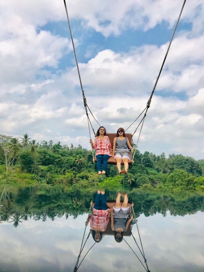 こんなミラーな写真も撮ってくれて!!!<br /><br />ありがとうAloha Ubud Swingのスタッフのお兄さん(୨୧•͈ᴗ•͈)◞ᵗʱᵃᵑᵏઽ*♡<br /><br />日本人カップルの人もいたけど、その人達よりも多く写真撮ってくれたし、スウィング時間も少し長かったし、女子同士で行くともしかしたらサービス良いのかも??<br /><br />他にベッドスウィングもあったけど、追加料金払えば乗れたけど、小っ恥ずかしいのでのりませんでしたꉂꉂ"̮˖笑"̮˖<br /><br />でもあれは映えますよ( *ˊᵕˋ)ɢᵒᵒᵈ
