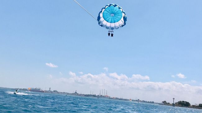 7/6 パラセーリング<br /><br />ガイドのコヤチャンの勧めで予定になかったパラセーリングをやりました!!!<br /><br />最終日に泣く泣くウブドを後にして南部に向かいヌサドゥアへ。<br /><br />ヌサドゥアなんて10数年前の初バリ以来だわᐠ( Ö )ᐟ꒳ᵒ꒳ᵎᵎᵎ<br /><br />高速すっ飛ばして難なくヌサドゥア到着🌊<br /><br />Rp500,000でパラセーリング。<br /><br />安いのか高いのかわからないけど、やったことない事をしてみたいという、娘ちゃんの希望もあり一緒に飛ぶならという事で決めました٩( ᐛ )( ᐖ )۶<br /><br />船着き場からボートに乗り順番を待ちます。<br /><br />ここでもスタッフのお兄ちゃんに日本人??と聞かれ、少し話しかけられました。<br /><br />娘ちゃんがいたからかな??<br /><br />若い日本人はバリでモテるもんね(o´罒`o)ﾆﾋﾋ♡<br /><br />スタッフの兄弟と紹介された男の子は、娘ちゃんにセルフィーしようと誘われてたｗｗｗ<br /><br />Ubudiは遠慮したのに娘ちゃんがママもと言うから、バリの男の子に悪いなと思いながらセルフィーしました( ˊᵕˋ ;)