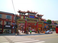 駅の向かいには、中華街の入り口