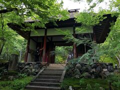 常寂光寺につきました。
仁王門、すごく京都のCMっぽい。
むかーしの記憶としてなんとなく頭に残っているのかもしれません。