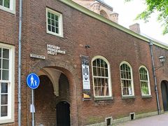 『プリンセンホフ博物館』(Het Prinsenhof) にやって来ました。
スペインとの戦争の間、オラニエ公ウィレム1世 が拠点としていた場所です。16世紀の修道院だったこの博物館では、対スペイン戦争での勝利からオランダ共和国建国に至る経緯が詳しく展示説明されているとのことでした。
