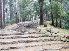 安土城登城。石段が土にうもれておりとても滑りやすい。
結構な高さを登るので、体力が必要です。