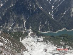 大観峰展望台からの風景です。
アルプスの山々を背景に深緑の黒部湖が、
白のタンボ平の雪原の下に！！！