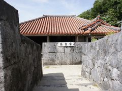 琉球王朝時代の船頭主家と言われる旧家。
19世紀半ばに建築、太平洋戦で砲弾を浴び
平成11年に修復されたとのこと。