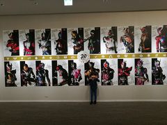成田空港では今回も仮面ライダーの巨大ポスター？前で記念撮影(^^)