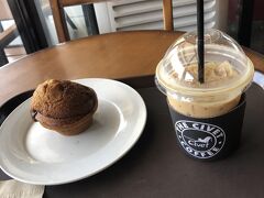 J-ﾊﾟｰｸホテル前にあるｱｲﾗﾝﾄﾞﾀｳﾝ内のコ－ヒ－店(Civet Coffee)で一休み。
